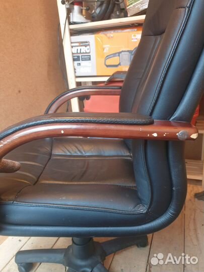 Офисное кожаное кресло руководителя