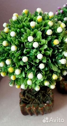 Два декоративных, искусственных деревца