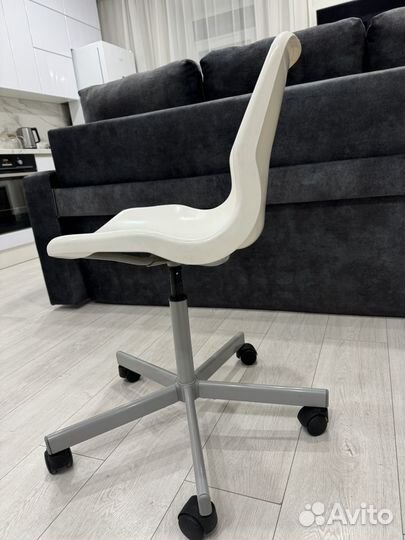 Компьютерное кресло белое