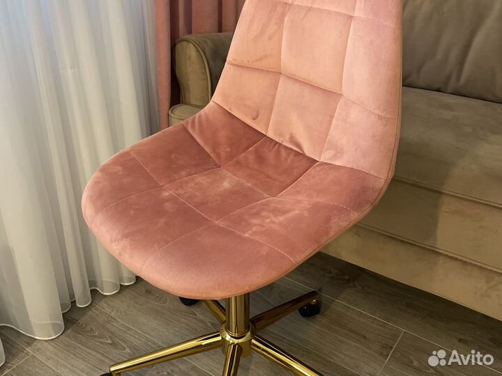 Стул на колесиках