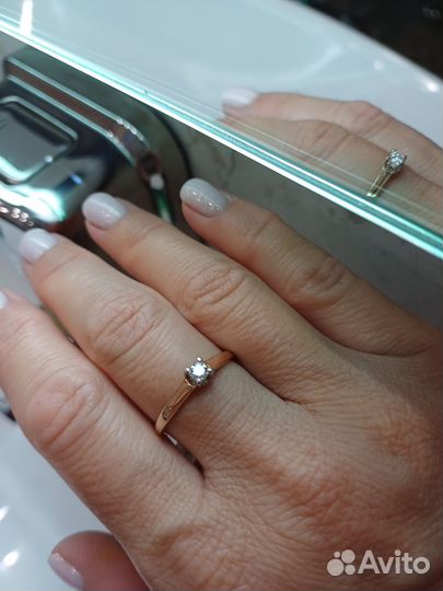 Кольцо с бриллиантом