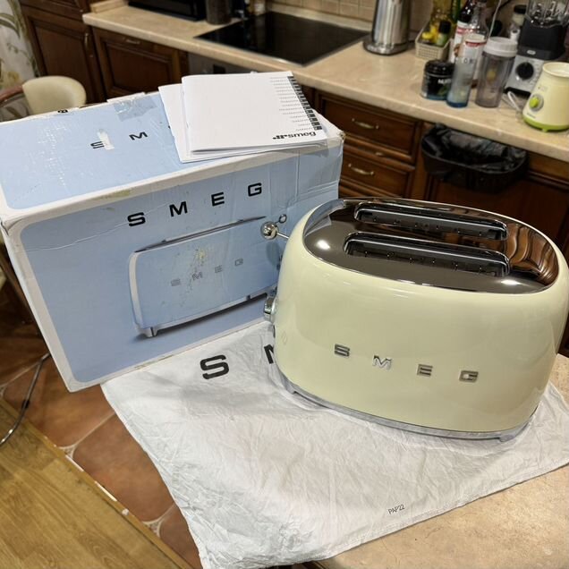Тостер Smeg TSF01creu новый (не включается)