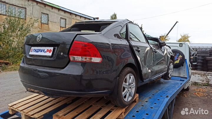 Стекло кузовное глухое правое Volkswagen Polo Seda