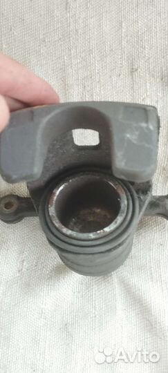 Тормозной суппорт передний (L) Nissan Pulsar Sunny