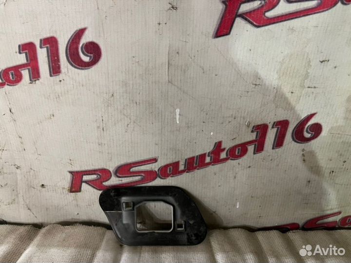 Кронштейн крышки омывателя фары левый Skoda