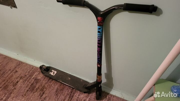 Трюковой самокат Reaction