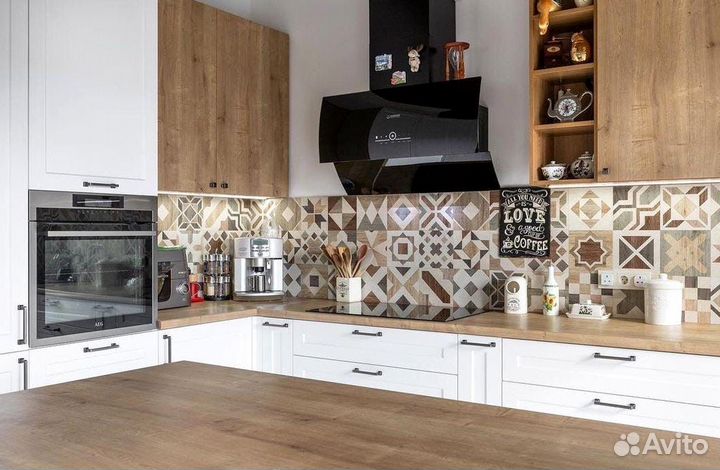 Кухня с каменным островом