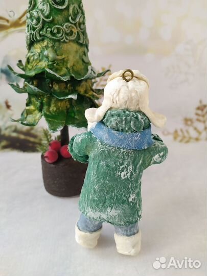 Мальчик со снежками