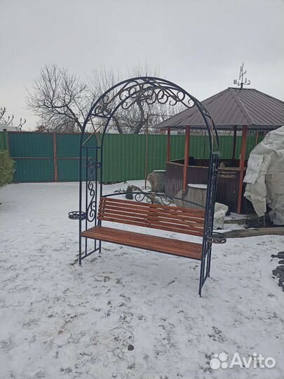 Садовая арка со скамейкой