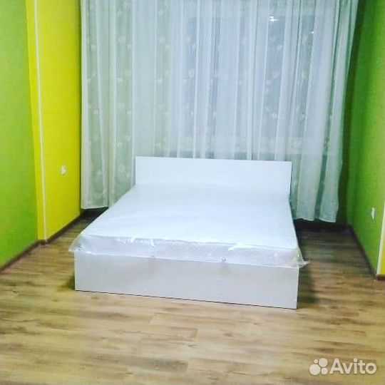 Двуспальная кровать с матрасом 1,6