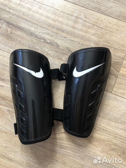 Футбольные щитки Nike