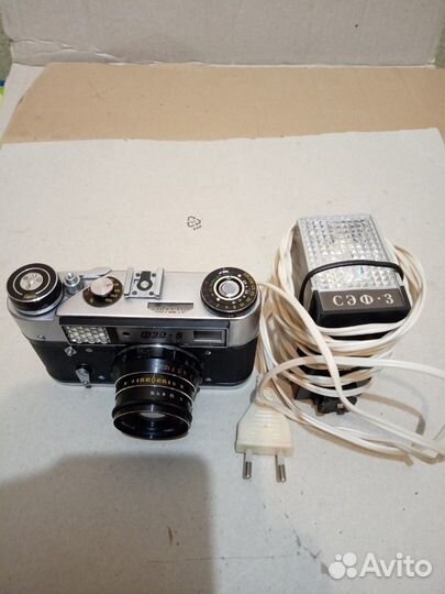Плёночный фотоаппарат фэд-5 и фотовспышка