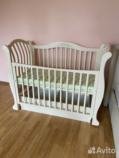 Детская кроватка с маятником и ящиком