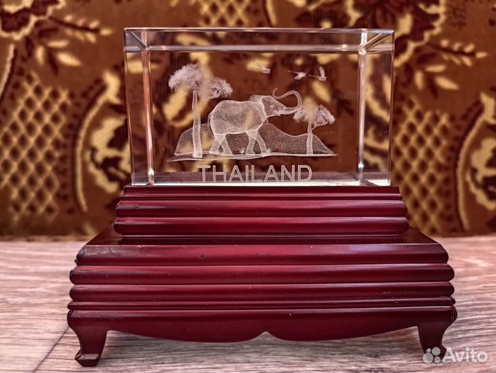 Стеклянный куб с 3D лазерной гравировкой