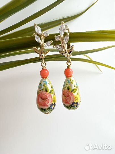 Серьги с японскими бусинами и кораллом в позолоте