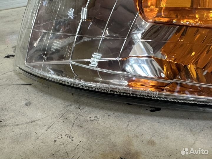 Продам поворотник левый toyota corolla ae100