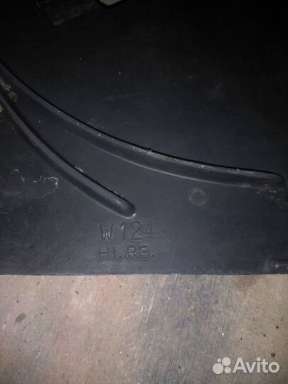 Брызговик задний правый Mercedes w124