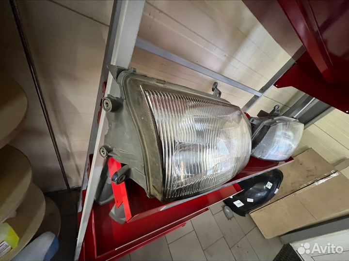 Правая фара Granvia HiAce Regius XH10