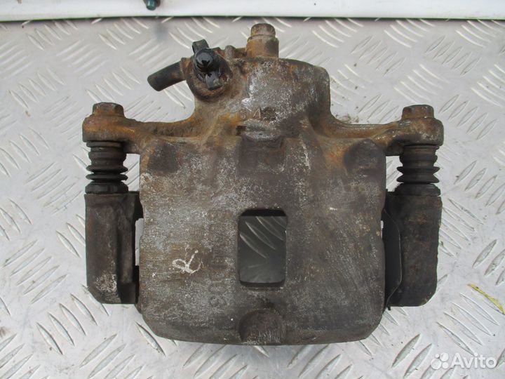 Суппорт передний правый Hyundai Sonata 3 2.0 1996г