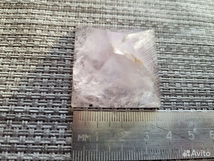 Пирамидка из розового кварца