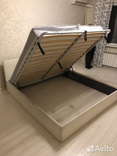 Кровать с матрасом