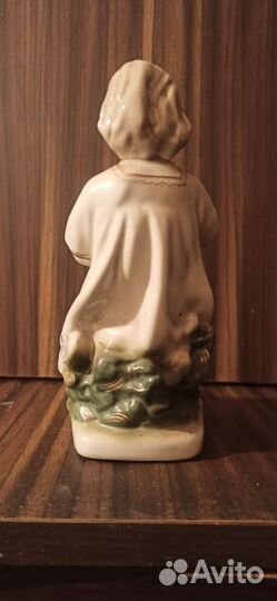 Статуэтка фарфор девочка с венком