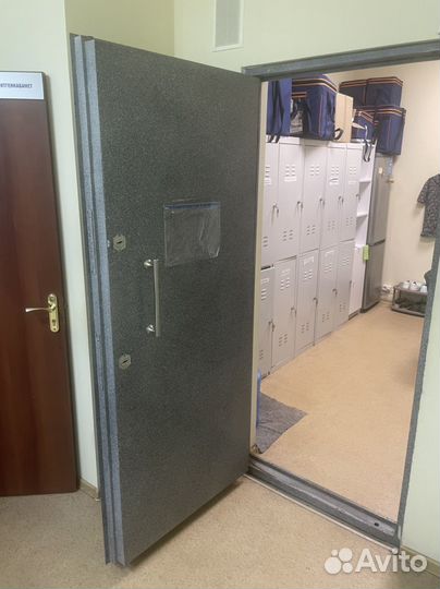 Дверь бронированная (сейфовая)