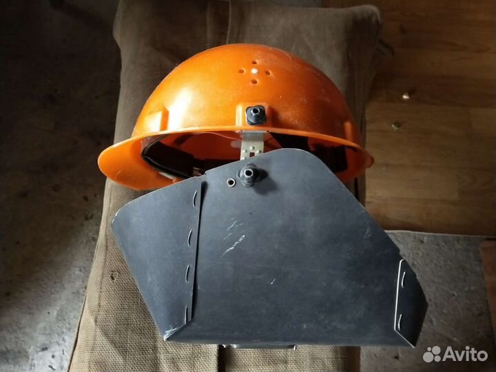 Строительная каска с защитой для сварщика
