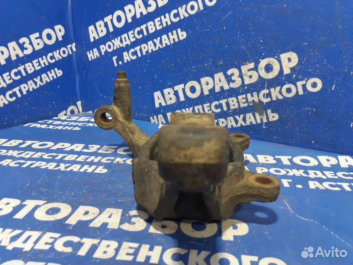 Передний правый поворотный кулак Nissan Teana J31