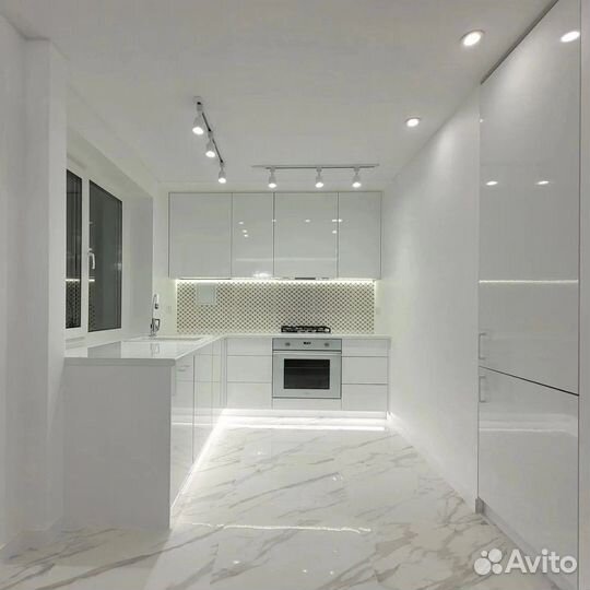 Светлая кухня в потолок в рассрочку