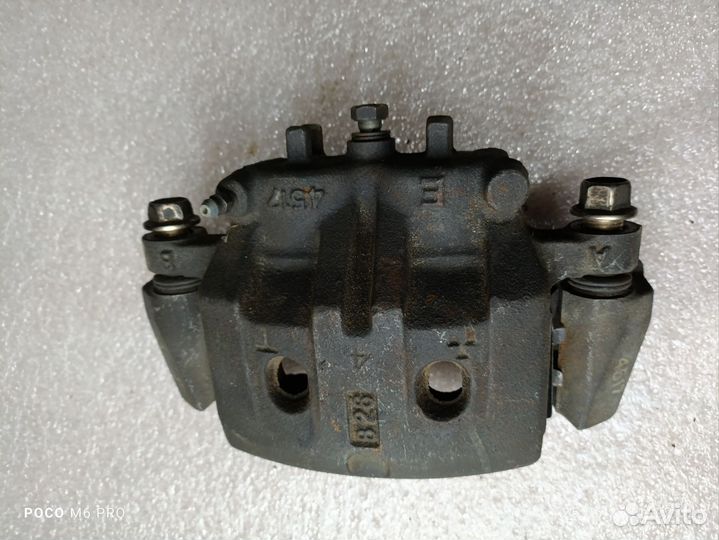 Суппорт тормозной пер. Mitsubishi Grandis chariot