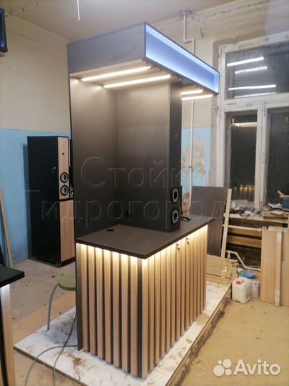 Стойка для кофейни самообслуживания. Кофе-стойка