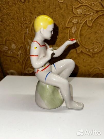 Фарфоровая статуэтка мальчик С бабочкой