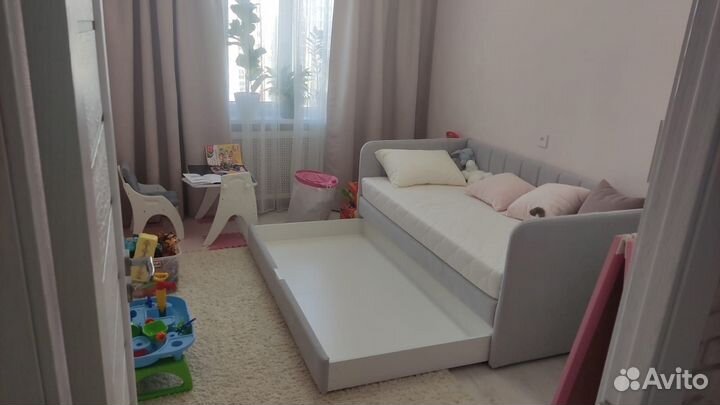 Подростковая кровать в обивке