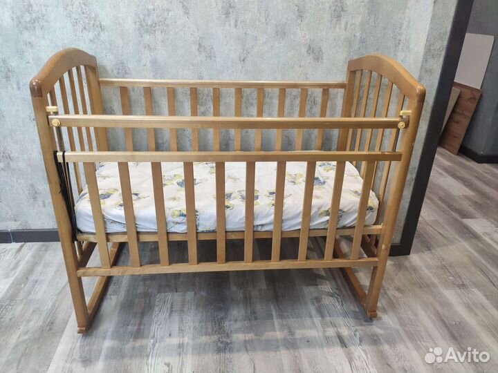 Детская кроватка с продольным маятником