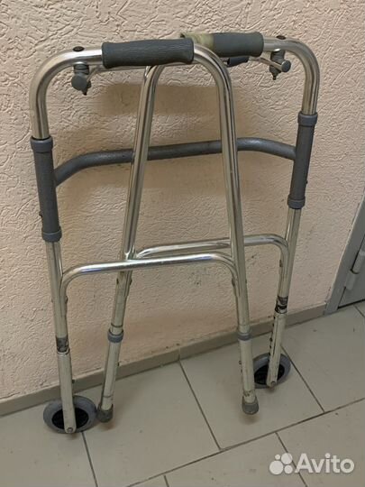Ходунки для инвалидов на колесах