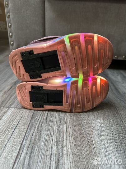 Роликовые кроссовки со светящейся подошвой р.32