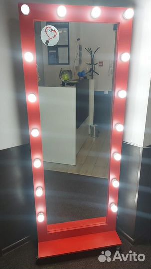 Гримерное зеркало с лампочками