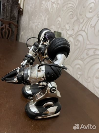 Робот на пульте управления