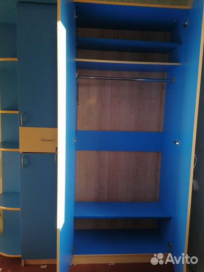 Двухъярусная кровать и шкаф