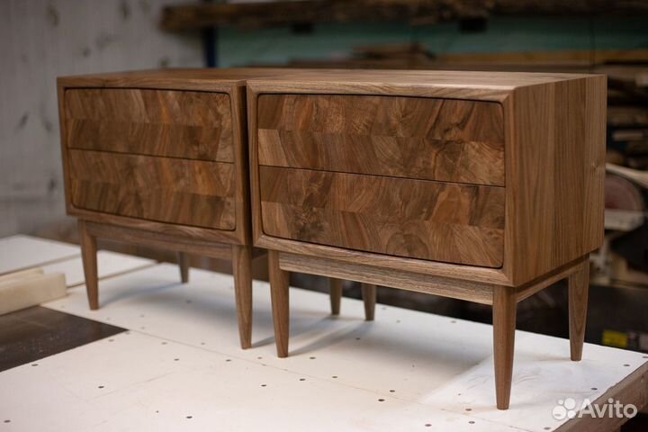 Тумба прикроватная из массива грецкого ореха