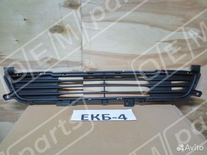 Решетка в бампер нижняя Митсубиси Аутлендер 3