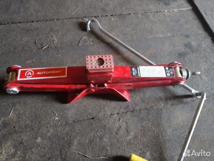 Домкрат автомобильный Autoprofi DV-15R