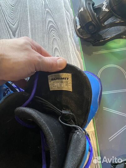 Сноуборд с креплениями и ботинками