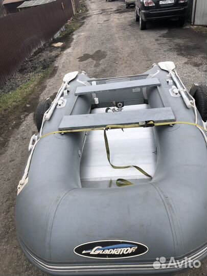 Лодка 300 с мотором и прицепом