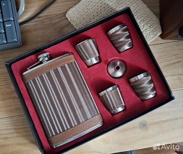 Фляжка с рюмками набор в коробке новый