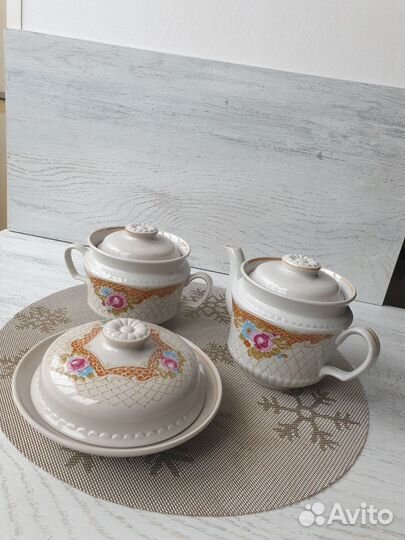 Сахарница, чайник и масленка