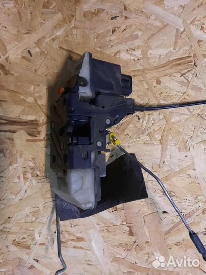 Замок задней правой двери на Volvo S60 1