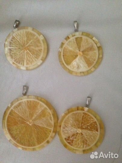 Кулон янтарь