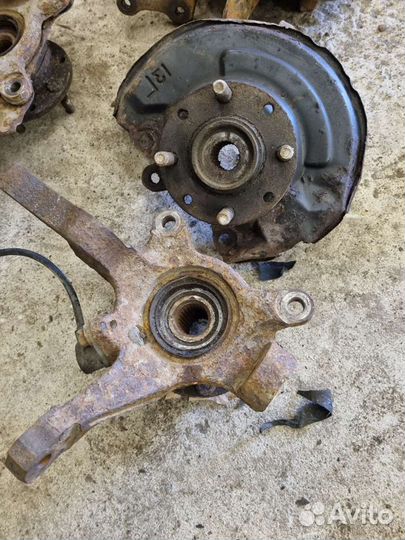 Передние кулаки всборе Мицубиси спейс стар каризма